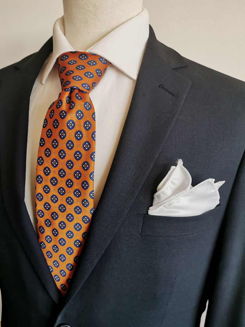 Corbata marron caramelo con pequeñas rosetas azules - DiversoMen