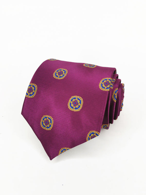 Corbata magenta con medallas amarillas y azules